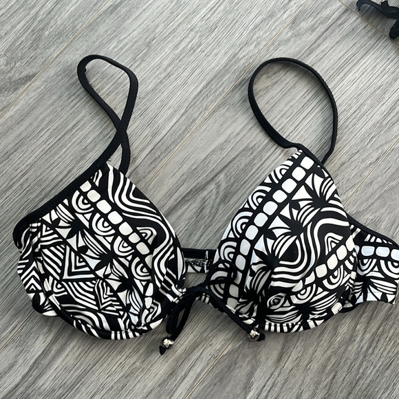 Black and White Patterned Bikini - Picture 2 of 10